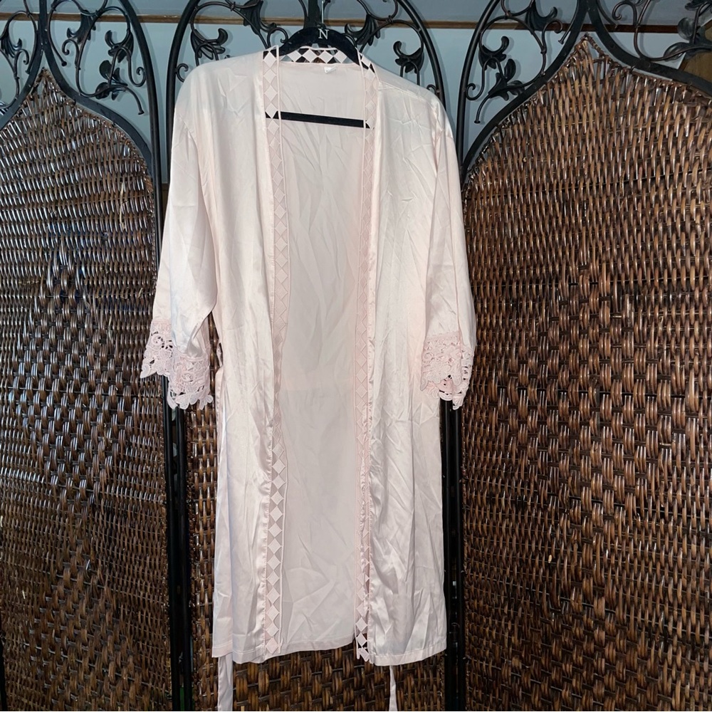 Pink faux silk and lace robe - Picture 9 of 9